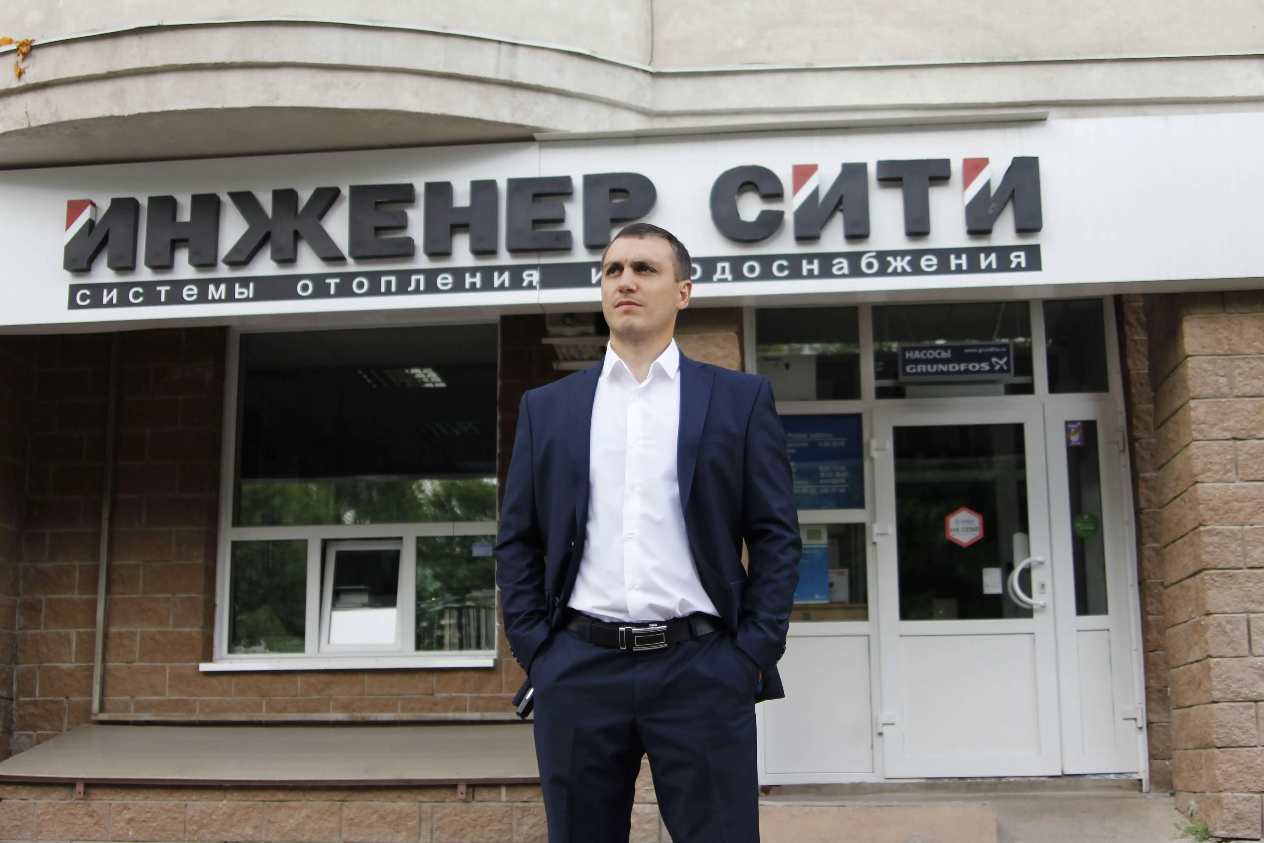 Представитель ИнженерСити у магазина